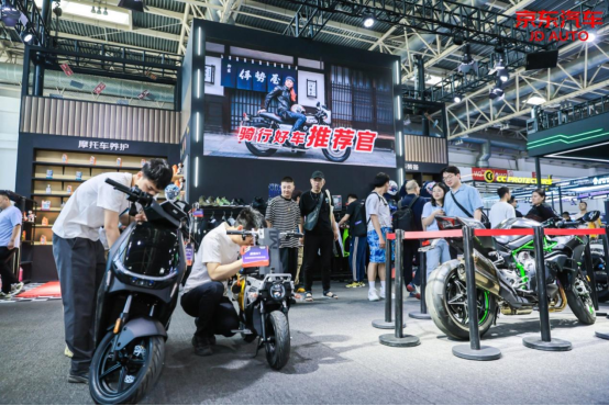 2024北京摩展开幕:京东多款热销车型亮相现场带来99元机油