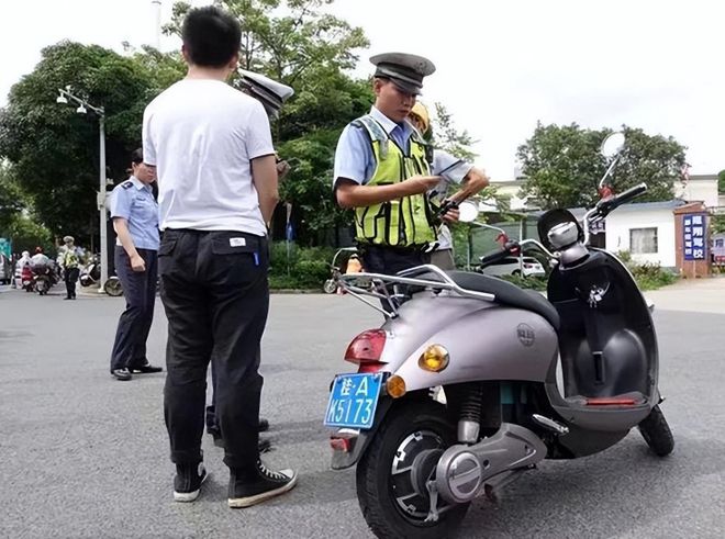 8月起电动车、三轮车迎来新消息事关车辆上路和充电注意了