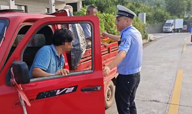 载货三轮车载人太危险！(图2)