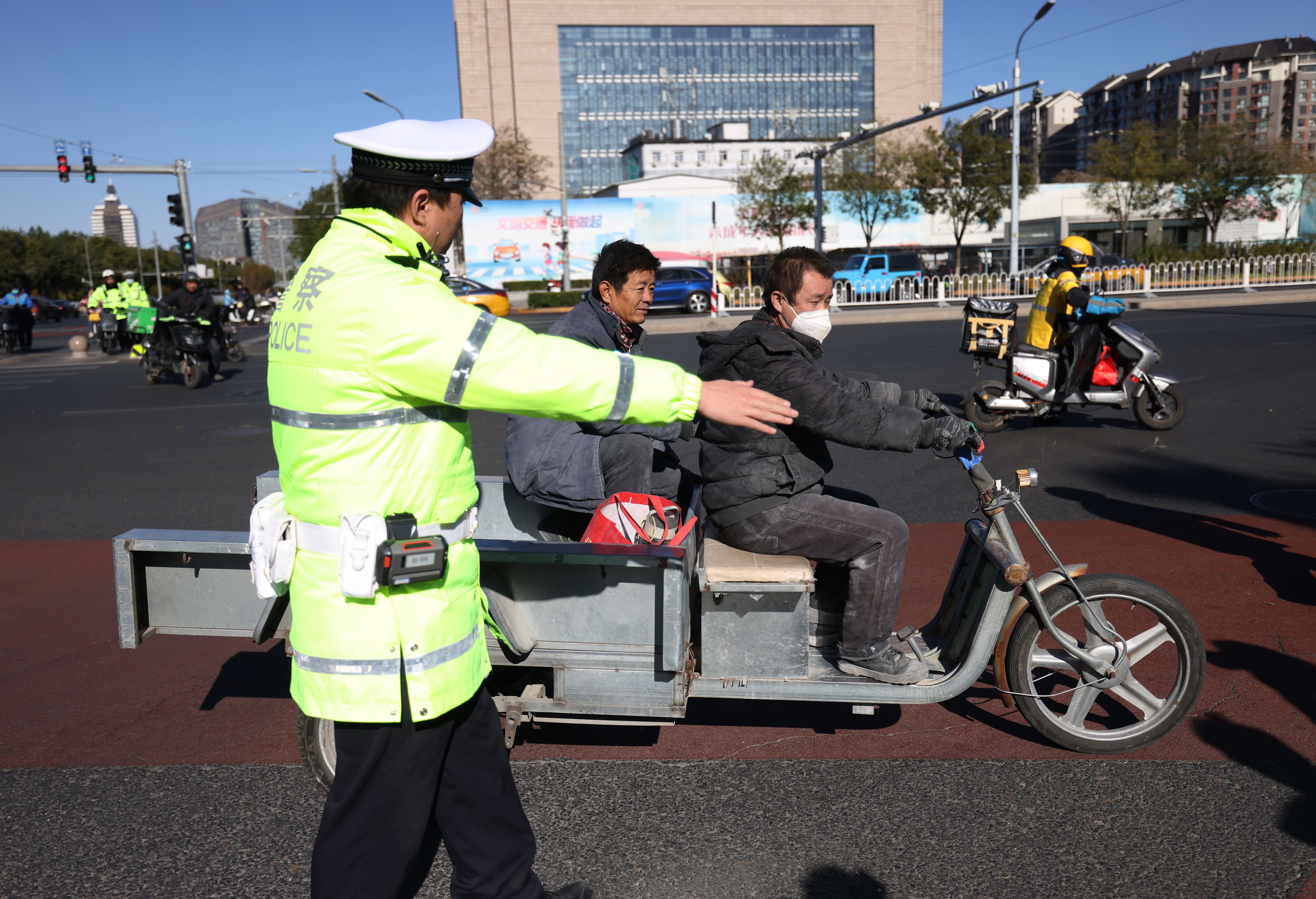 过渡期仅剩40多天北京交警提醒市民及早处置违规电动三四轮车
