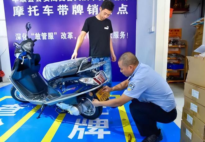 2024年骑电动车、三轮车这2类车型上路不怕查这3类车禁止上路(图5)