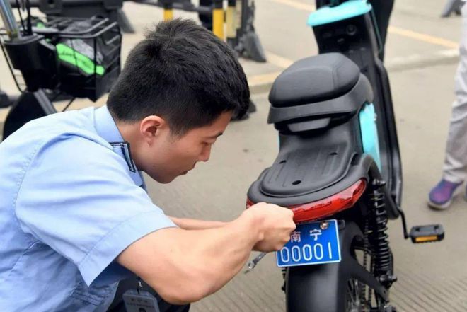 2024年骑电动车、三轮车这2类车型上路不怕查这3类车禁止上路(图2)
