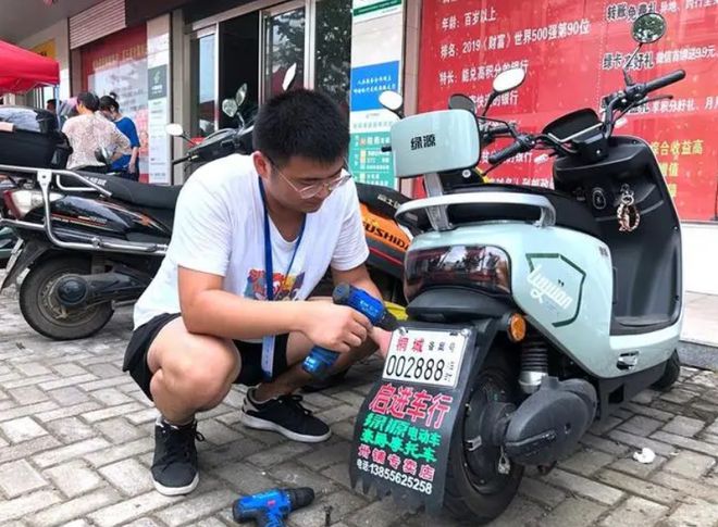 2024年骑电动车、三轮车这2类车型上路不怕查这3类车禁止上路(图3)