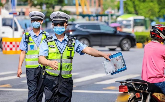 2024年骑电动车、三轮车这2类车型上路不怕查这3类车禁止上路(图9)