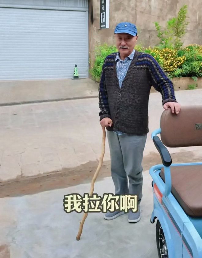 70岁陈佩斯拄拐杖现身开电动三轮车两次翻进水沟！(图2)