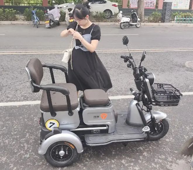 70岁以上老年人还可以骑电动三轮车吗？用哪种电动车不会被罚款(图2)