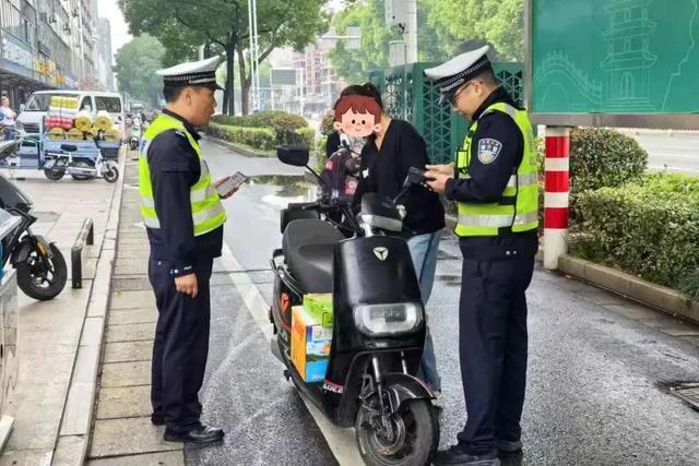 除了戴头盔11月起电动车、三轮车合法上路“4大件”缺一不可