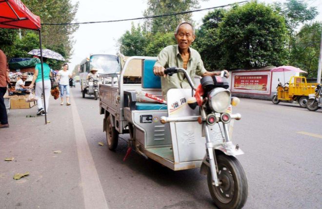电动三轮车上路要符合“6个禁止”新标准交警：还有一证一险(图2)