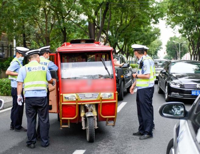 明确了！电动三轮车除了“3证1险”交警：上路还有5个禁止要求(图5)