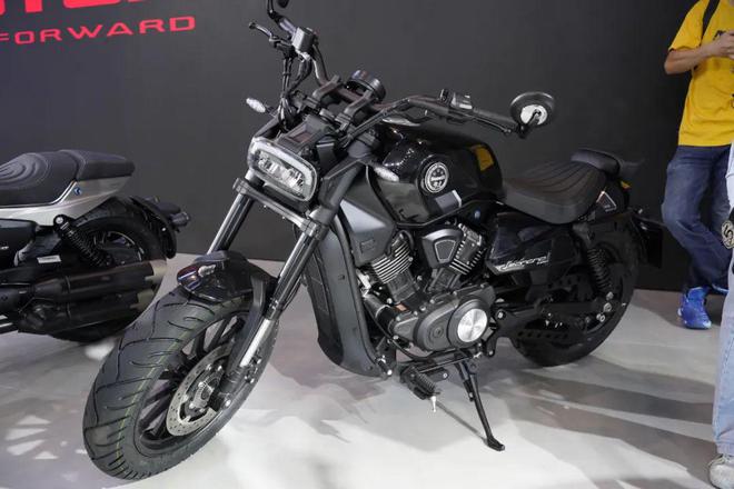 2024摩博会▏QJmotor正式牵手小齐哥贝纳利上马兄弟款新车哈伦！(图2)