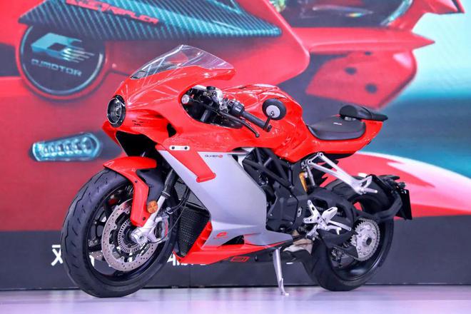 2024摩博会▏QJmotor正式牵手小齐哥贝纳利上马兄弟款新车哈伦！(图5)