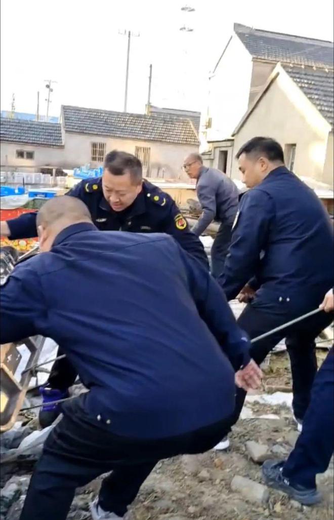 上午8点多泰州这家超市附近一电动三轮车掉下河……