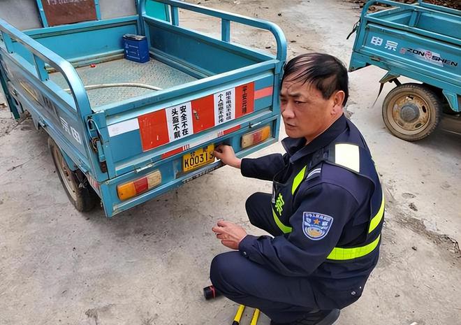 除了上牌照、持驾照2025年电动三轮车上路还要满足这3个要求(图2)