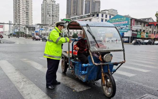 除了上牌照、持驾照2025年电动三轮车上路还要满足这3个要求(图6)