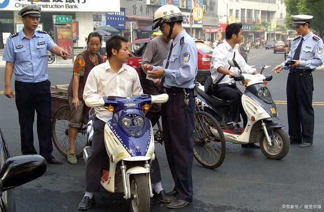 除了戴头盔外！2025年起电动车、三轮车这5项违法行为都要严罚(图6)