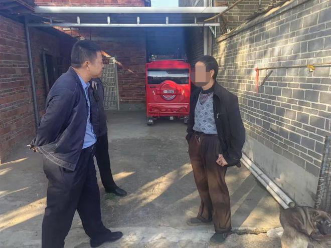 摊上事！吉安一男子驾三轮车撞人后逃逸(图4)