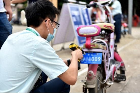 新规!2025年1月起施行:60岁以上老人可开8种电动车5种有限制