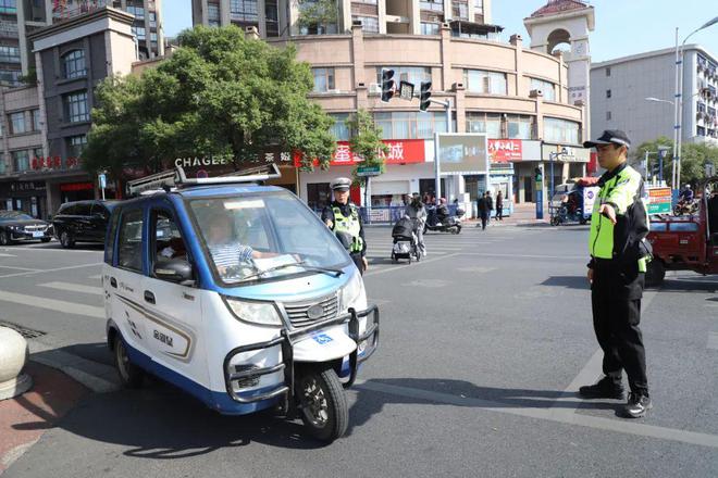 已经执行!电动三轮车、四轮车上路“5罚”来了处罚明确都是违法行为