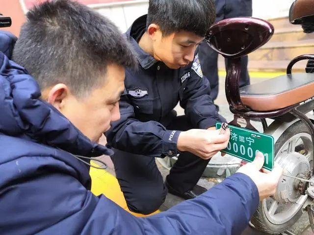 除了戴头盔2025年起电动车上路带好“5大件”不罚不扣(图3)