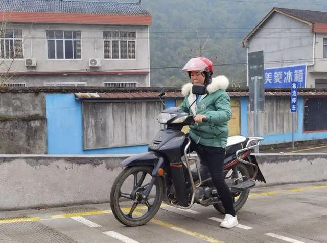 除了戴头盔2025年起电动车上路带好“5大件”不罚不扣(图5)