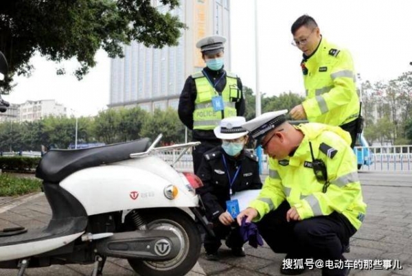 除了戴头盔2025年1月起电动车、三轮车上路迎来“7个新要求”(图1)