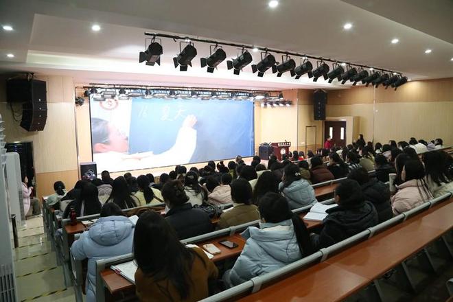 守望初心育桃李立德树人担使命——潢川三小举行“树人杯”2024年度“十佳班主任”表彰大会(图7)