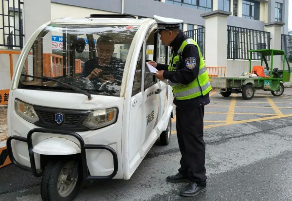 12月起三轮车、四轮车上路除了“戴头盔”3大行为严查(图2)