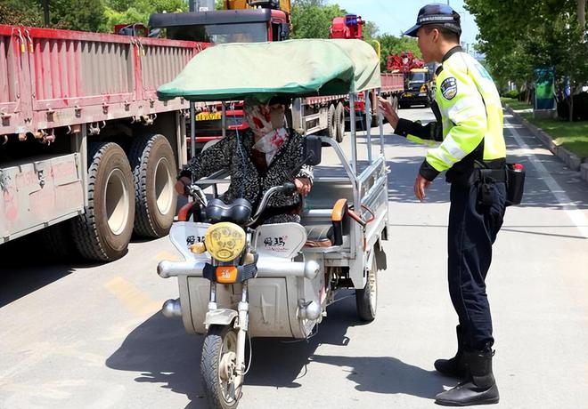 满足3个条件电动三四轮车可以上路交警：但还要注意这4个要求(图4)