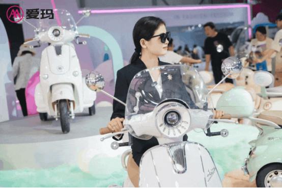 时尚科技领跑休三！爱玛强势亮相丰县展引领休三增长革命！(图3)