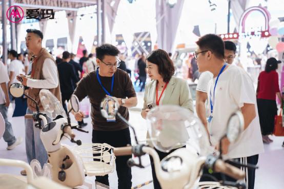 时尚科技领跑休三！爱玛强势亮相丰县展引领休三增长革命！(图7)