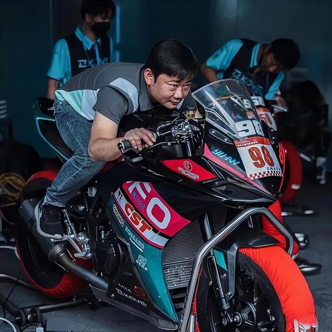 从县城修车工到年入7亿！追记者3小时他用20年把“赛车梦”变现(图12)