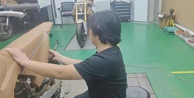 从县城修车工到年入7亿！追记者3小时他用20年把“赛车梦”变现(图11)