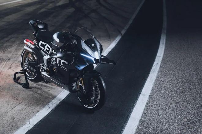 V4SR与公升MT双旗舰并肩登场！CFMOTO重磅新车亮相2025米兰车展(图2)