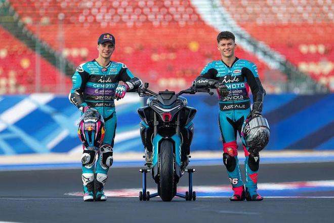 V4SR与公升MT双旗舰并肩登场！CFMOTO重磅新车亮相2025米兰车展(图12)