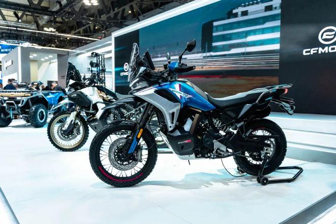 V4SR与公升MT双旗舰并肩登场！CFMOTO重磅新车亮相2025米兰车展(图8)