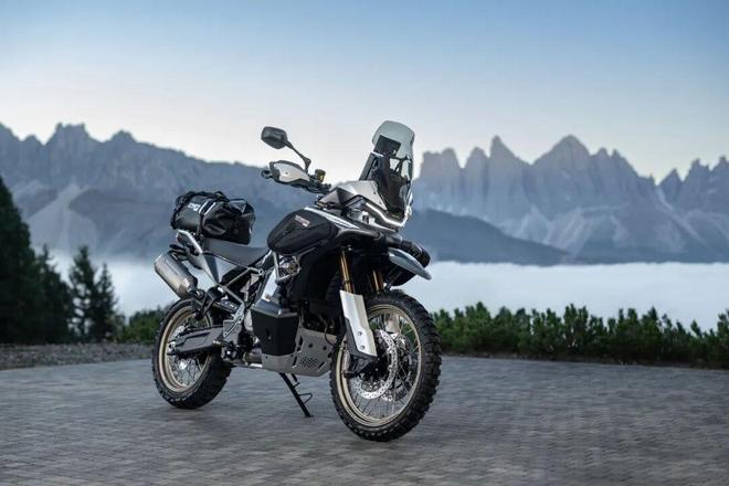 V4SR与公升MT双旗舰并肩登场！CFMOTO重磅新车亮相2025米兰车展(图9)