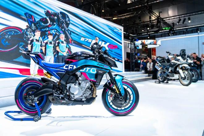 V4SR与公升MT双旗舰并肩登场！CFMOTO重磅新车亮相2025米兰车展(图11)