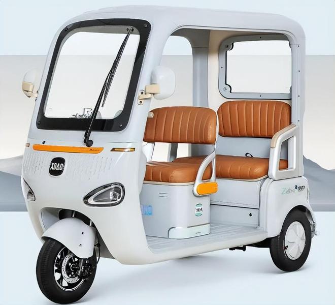 电动三轮车大变样！安装雨篷不算改装遮风挡雨适合老年人代步(图4)