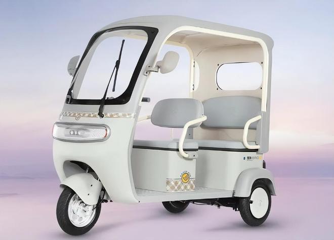 电动三轮车大变样！安装雨篷不算改装遮风挡雨适合老年人代步(图3)