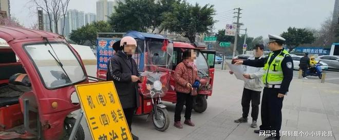 “老头乐”被禁后多地出现新式的接娃方式！上路合规不查不扣(图2)