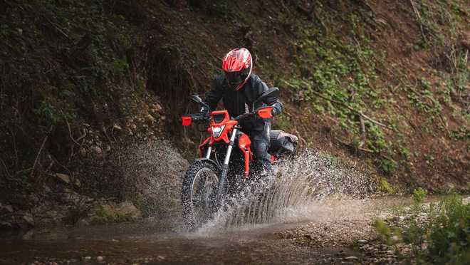 探索全能骑行乐趣：最佳中型双用途摩托车推荐(图2)
