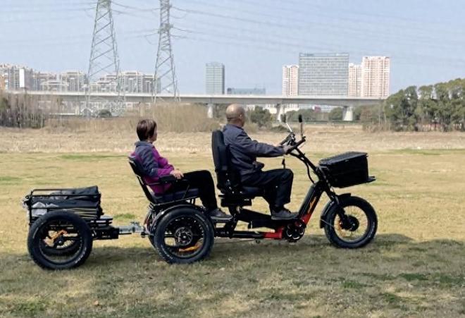 老年代步车为何成了接送孩子的“主力军”？