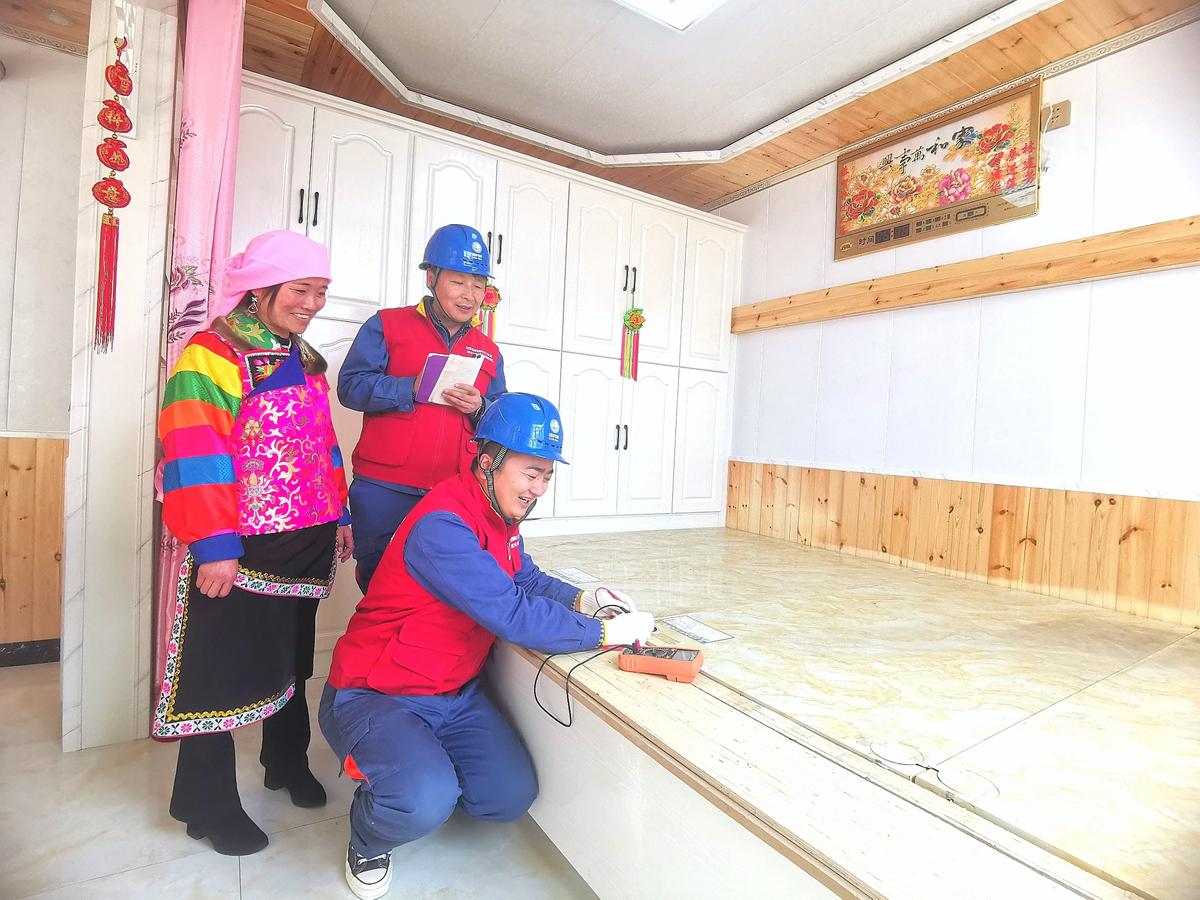 电靓高原十年路“零碳”乡村幸福长(图1)