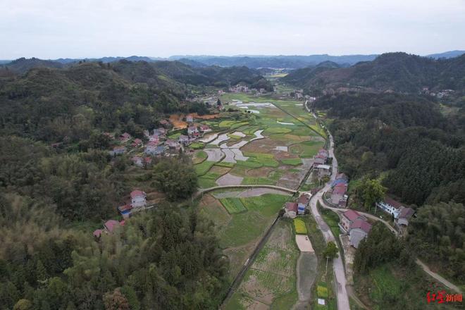 探访张雪湖南麻阳老家：老屋还留着摩托车越野动作教学光盘堂弟自称是迷弟曾见他“闭眼装发动机”(图3)