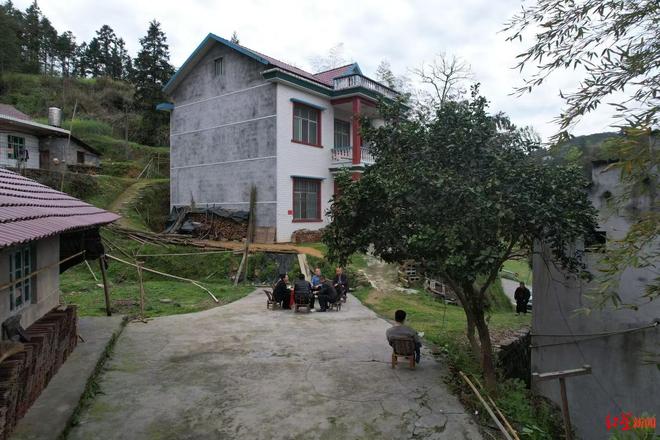 探访张雪湖南麻阳老家：老屋还留着摩托车越野动作教学光盘堂弟自称是迷弟曾见他“闭眼装发动机”(图2)