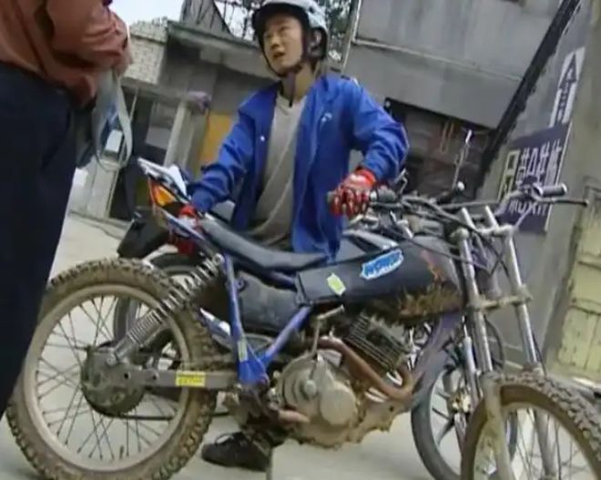 探访张雪湖南麻阳老家：老屋还留着摩托车越野动作教学光盘堂弟自称是迷弟曾见他“闭眼装发动机”(图6)